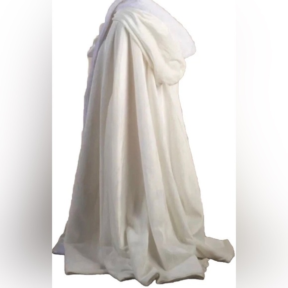 DOLLCAKE in Character Cloak Hooded White Faux Fur Cape Size XL - Picture 7 of 15